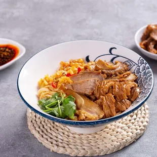 Assorted Beef Sauce Dry Tossed Noodles (全家福干拌粉）