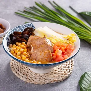 Thai Style Spicy Soup Beef Slices Rice Noodles (泰式金汤肥牛米粉）