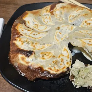 Ènban Gyōza: one shows the interior ingredients