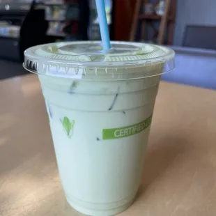 Oatmilk matcha latte iced