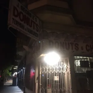 the front of a restaurant at night