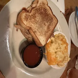 Pulled pork sandwich on toast with Mac &amp; Cheese