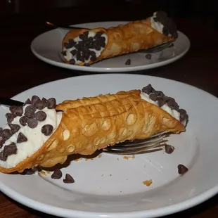 We had to end on a sweet note so for dessert, we had the Cannolis. The crispy shells were filled with creamy ricotta and chocolate chips.