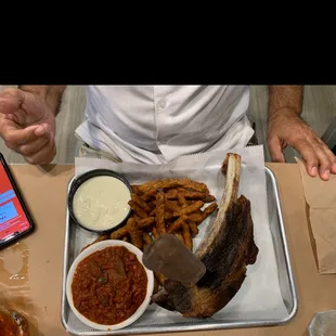 Beef ribs with fried green beans and chili