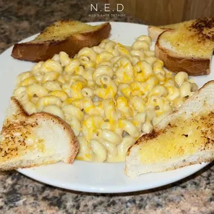 Mac and Cheese with Garlic Bread