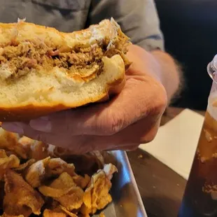 Pulled pork w/ housemaid chips