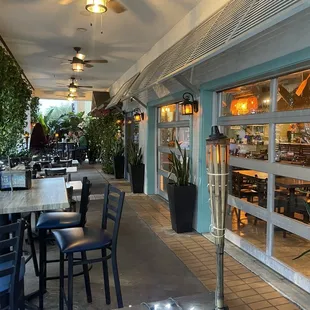 Entrance/ covered outdoor seating