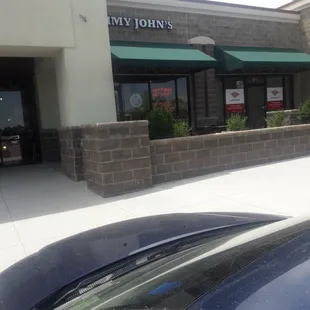 the outside of a restaurant