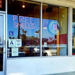 Ummmmm... *scratching my head*....  Anytime someone offers a free smell - makes me nervous!  :/ LOL 01/11/18