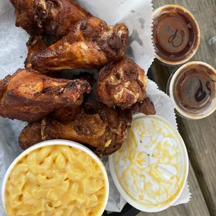 8 Pieces Smoked BBQ Wings W/ Mac n cheese