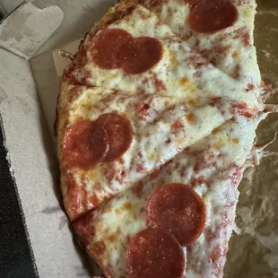 Pizza with very little pepperoni