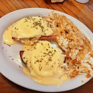 Eggs Benedict and hasbrowns