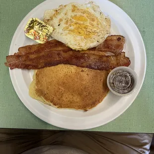 a plate of breakfast food