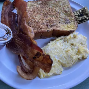 Scrambled eggs, bacon, French toast
