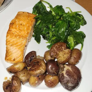 Grilled salmon with lemon potato wedges
