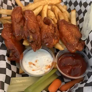 Buffalo wings + fries