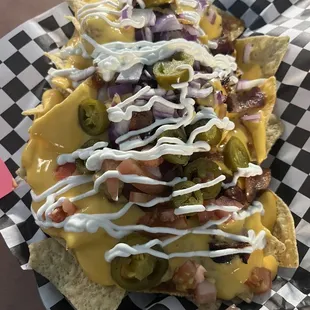 Nachos with chili and bacon