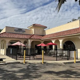 the outside of the restaurant