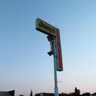 a sign for jimmy's liquor