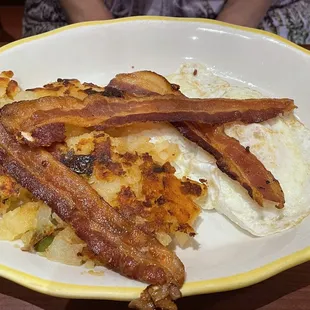 a plate of breakfast food