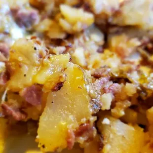 Crumbles of corn beef in the hash, 95% potatoes what a complete fail, this is an absolute joke.