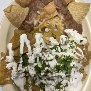 Chilaquiles verdes con huevo y frijoles