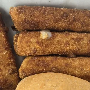 Wonton mozzarella sticks