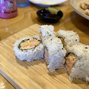 Spicy shrimp roll ( cut)