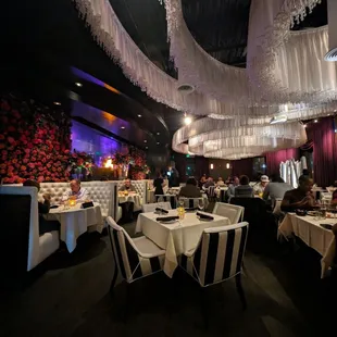 dinning room interior is so nicely decorated! love the ambience