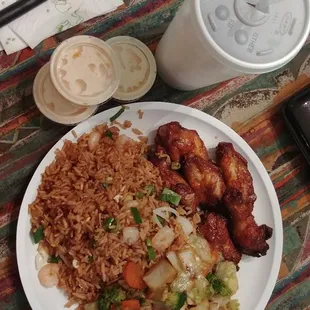 I ordered the 10 piece cut wings with braised sauce, shrimp fried rice, white sauce, mixed vegetables and ice tea.... Delicious.