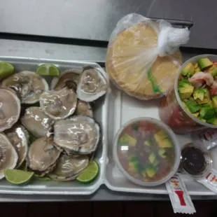 Ostiones con picado preparado y coctel de camarones y pulpo