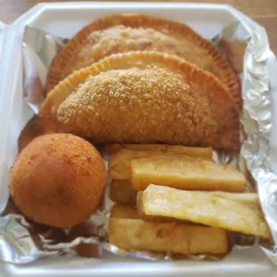 Empanada , Relleno y Yuca Frita