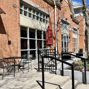 the outside of a restaurant