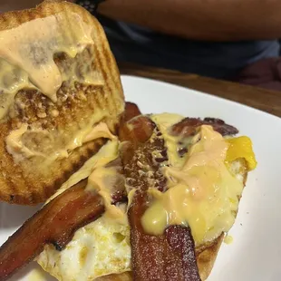 Good morning Charlie. No lettuce and topped with sourdough toast, to make it a sandwich instead of opened face.