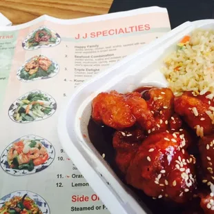 Pic shows broccoli but none in my dish.  Sauce was pink.  Hard to tell in picture.