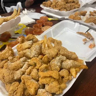 food, chicken wings and fried chicken