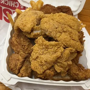 food, chicken wings and fried chicken