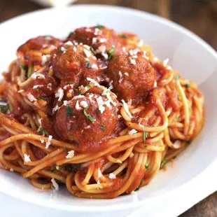 a plate of spaghetti and meatballs