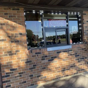 the outside of a restaurant