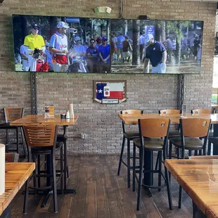 Two big ole TV screens in the middle of restaurant for all to see!  Greatness!!