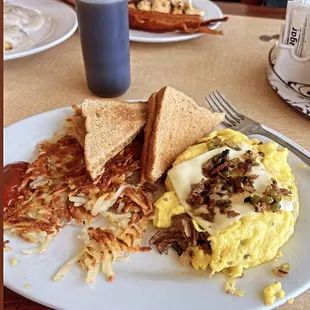 Philly cheesesteak omlet with crispy hashbrowns
