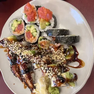 Eel unagi, spicy tuna, dragon roll