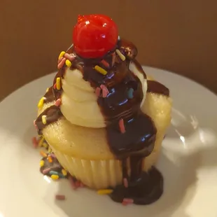 Sundae cupcake (pre-order event or birthday activity only)