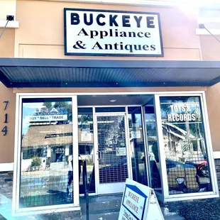 Deceptive advertising. If you look in the window to the left, there you will see JNA Collectibles. So now you know.