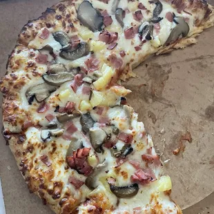 Pizza (ham, pineapple, mushrooms with extra cheese).