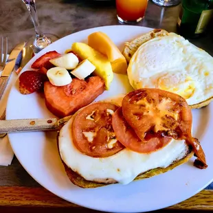 a plate of breakfast foods