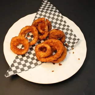 a plate of onion rings