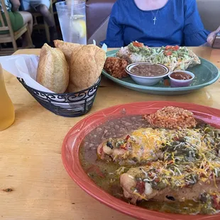 Relleno with green sauce and tostadas with red.