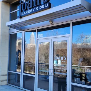 the front of joan's bakery and deli