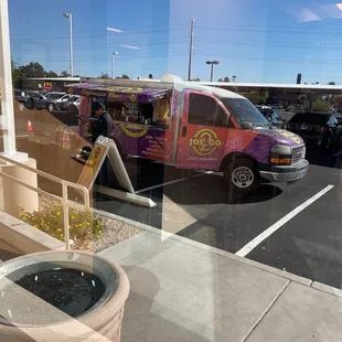 the outside of a coffee shop